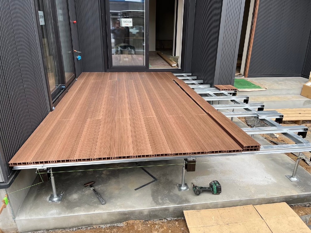 『デッキ工事』